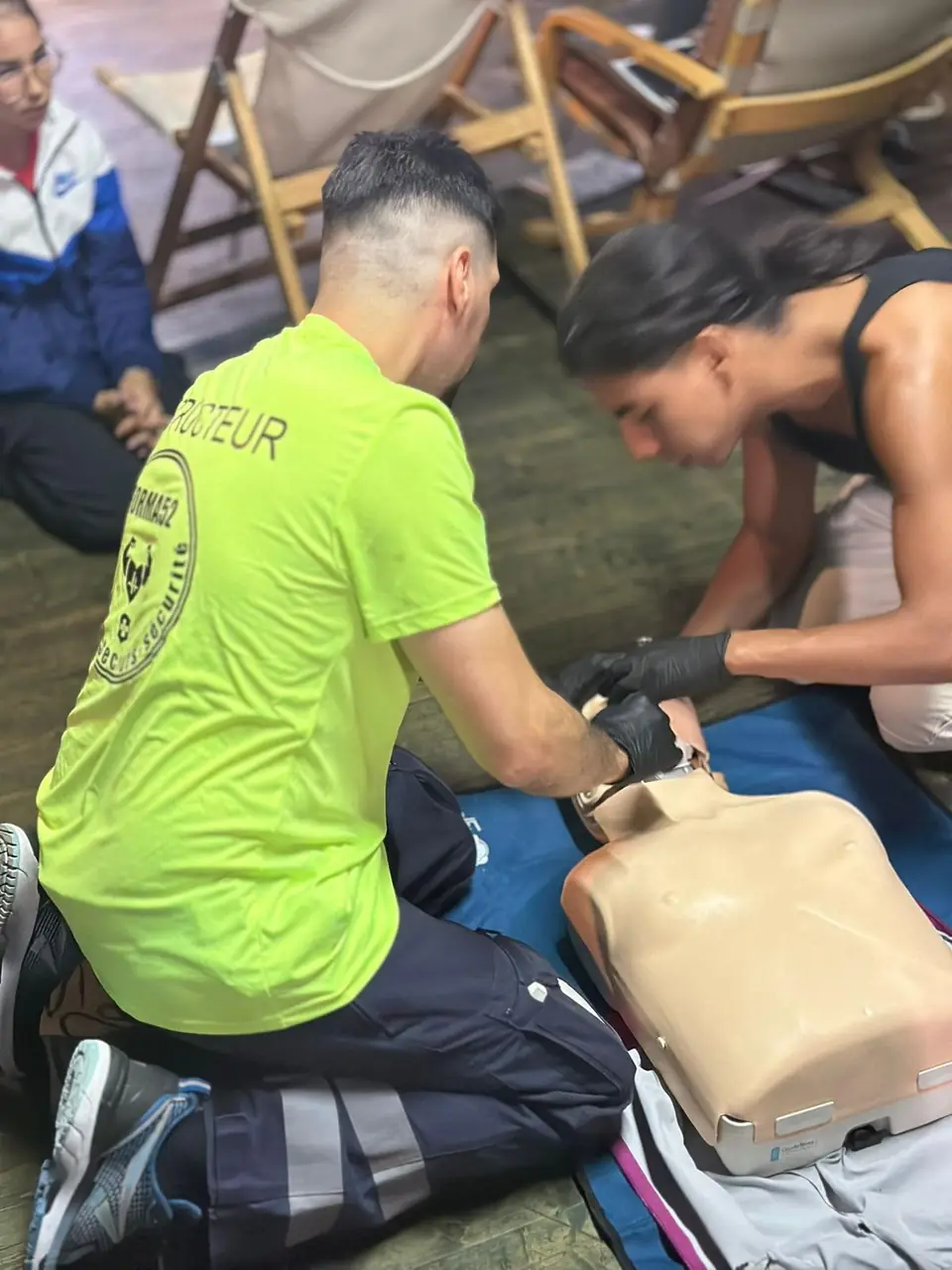 Exercice de réanimation cardio-pulmonaire sur mannequin
