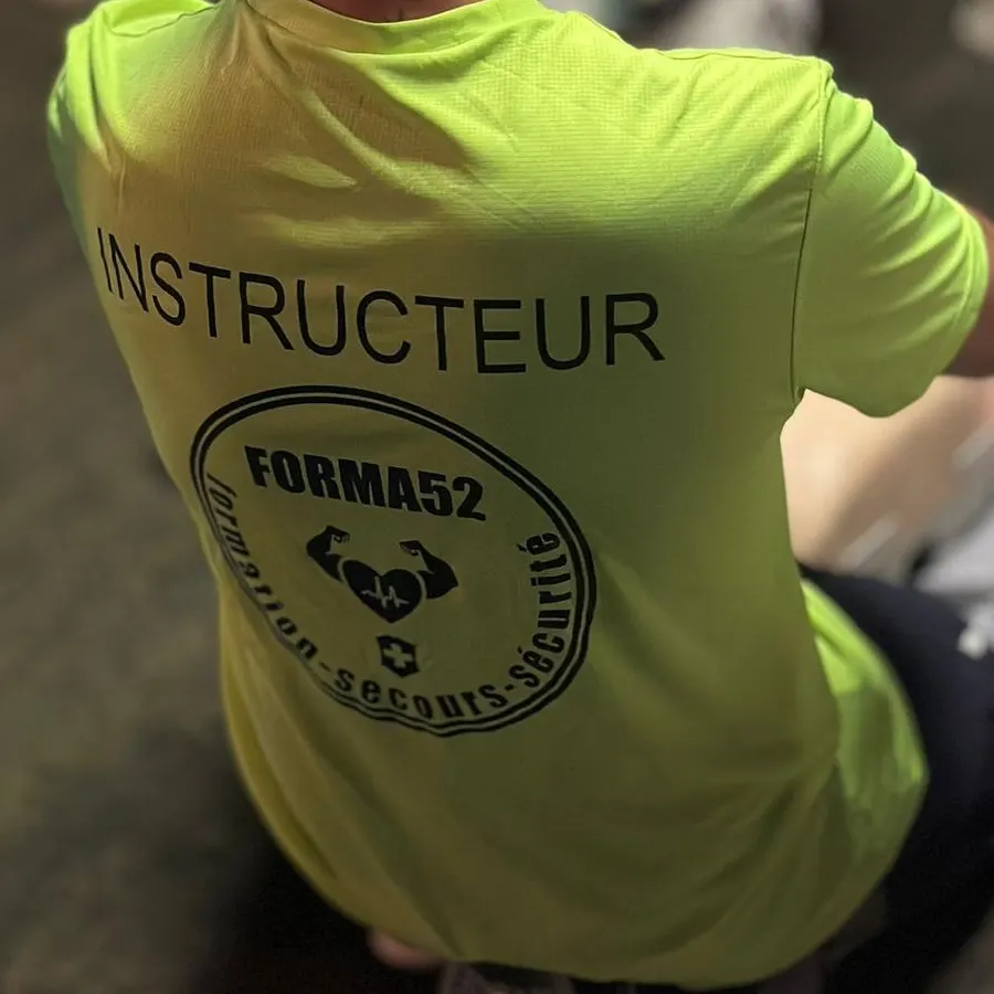 Dos d’un t-shirt fluo d’instructeur FORMA52