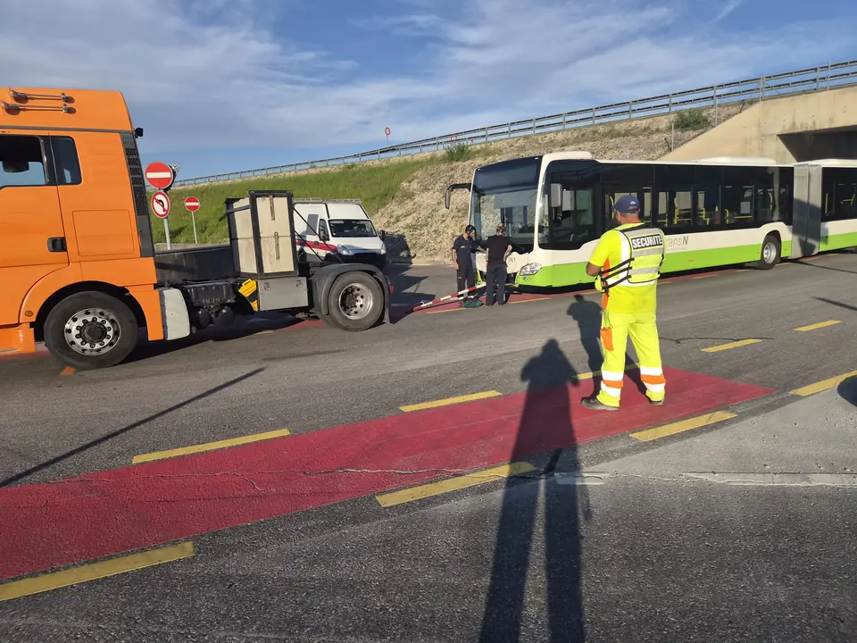 Agent de sécurité routière encadrant le remorquage d’un bus