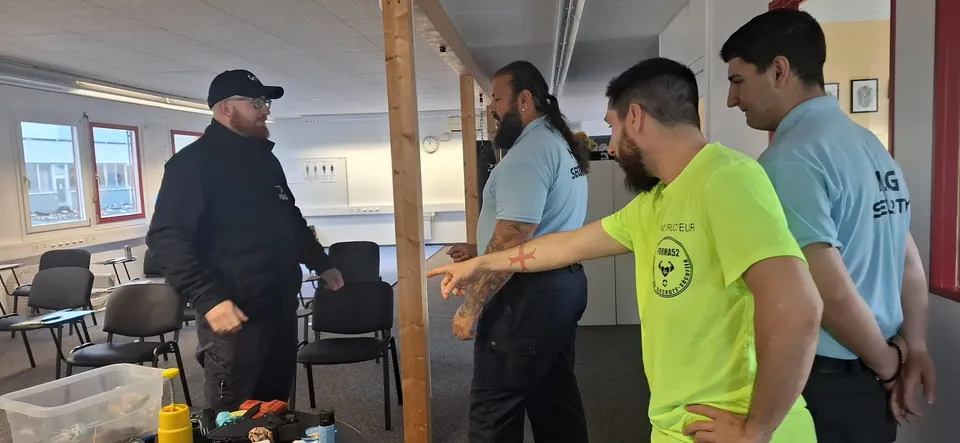Instructeur FORMA52 et agents de sécurité pendant une formation en salle